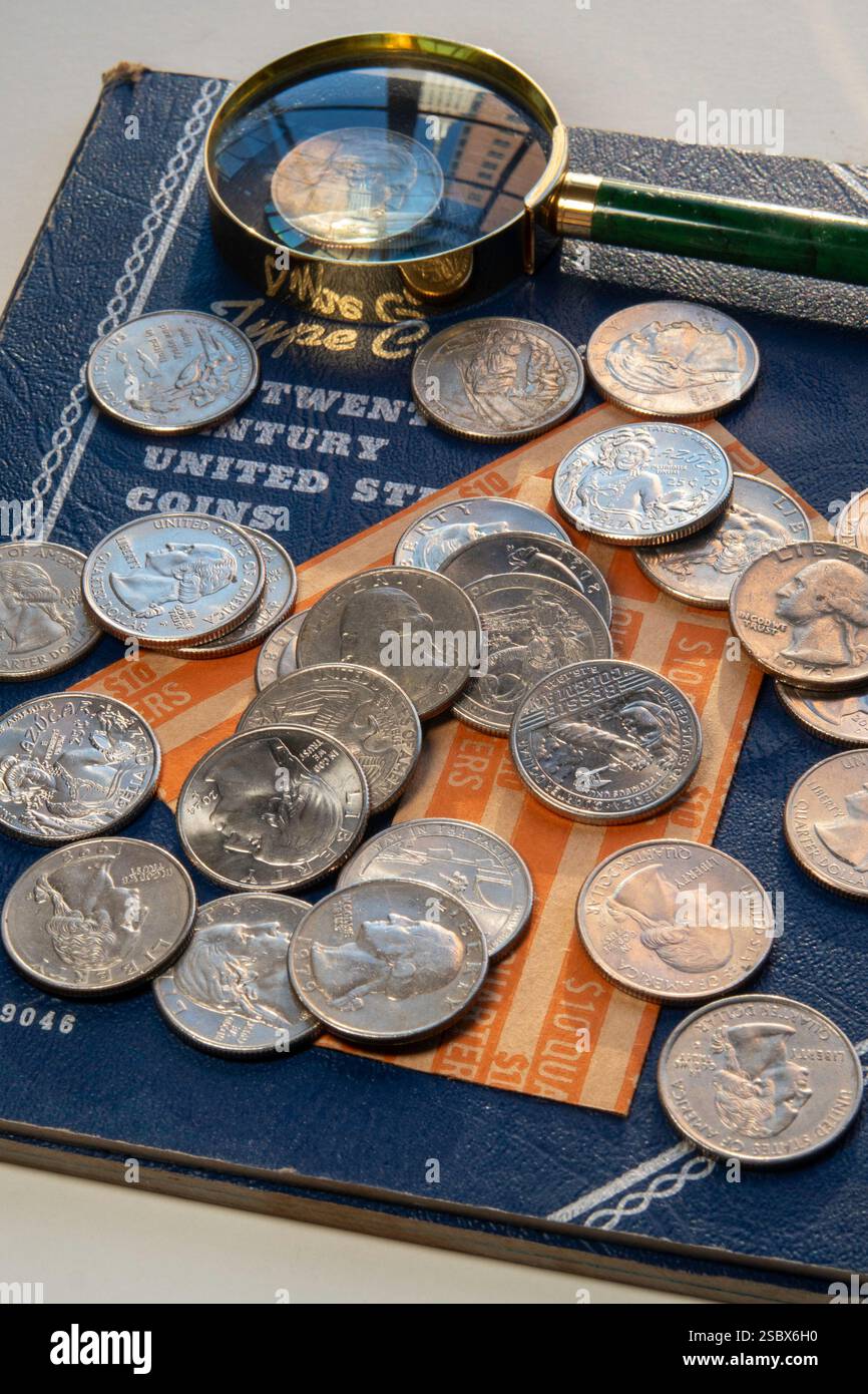 Nature morte de pièces de .25 $ sur un livre de stockage trifold de collectionneurs, 2025, États-Unis Banque D'Images