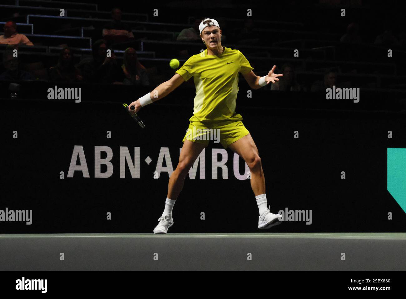 Rotterdam, NL, le 4 février 2025. ROTTERDAM, PAYS-BAS - JOUR 2 : Holger Rune (DK) lors de la première manche de l'ABN AMRO OPEN ATP500 à l'Ahoy Arena contre Lorenzo Sonego (IT) le 4 février 2025 à Rotterdam, pays-Bas. (Photo de Carlo Casalini) crédit : Carlo Casalini/Alamy Live News Banque D'Images Rotterdam, NL, le 4 février 2025. ROTTERDAM, PAYS-BAS - JOUR 2 : Holger Rune (DK) lors de la première manche de l'ABN AMRO OPEN ATP500 à l'Ahoy Arena contre Lorenzo Sonego (IT) le 4 février 2025 à Rotterdam, pays-Bas. (Photo de Carlo Casalini) crédit : Carlo Casalini/Alamy Live News Banque D'Images