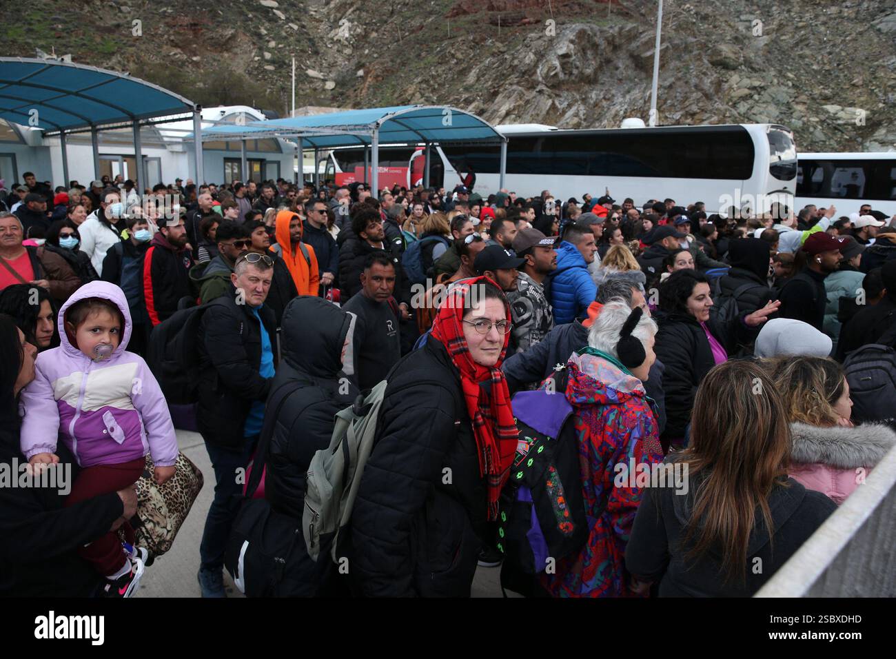 Santorin, Grèce. 4 février 2025. Les gens attendent de quitter Santorin après que des tremblements de terre ont secoué l'île, à Santorin, en Grèce, le 4 février 2025. Des milliers de résidents locaux, de travailleurs migrants et de touristes ont évacué l’île au cours des deux derniers jours. Les vols et les ferries étaient complets, ce qui a incité les compagnies aériennes et les compagnies de ferry à ajouter des services supplémentaires pour accueillir les voyageurs. Crédit : Marios Lolos/Xinhua/Alamy Live News Banque D'Images