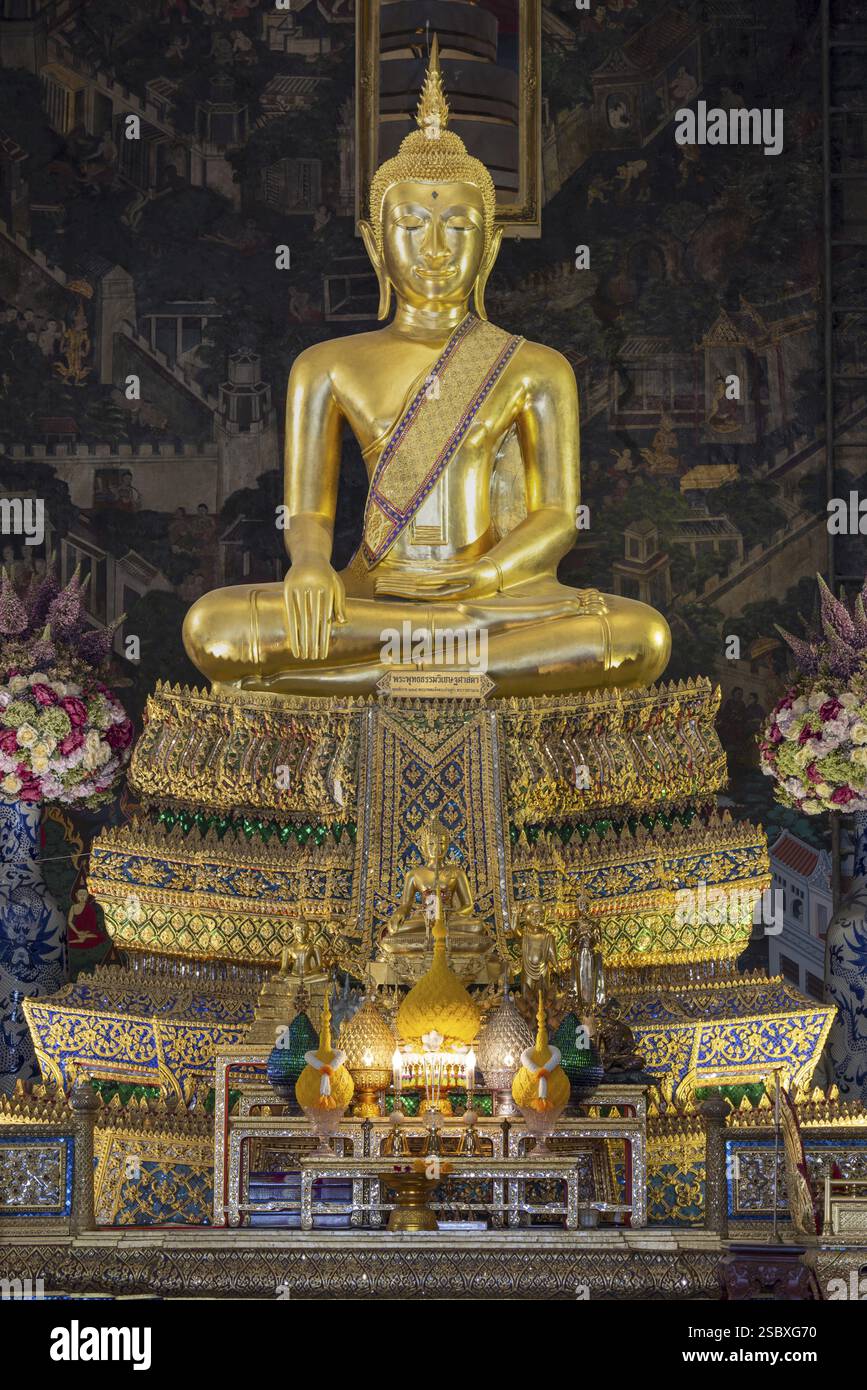 Statue de Bouddha doré, Bhumispara-mudra, Bouddha Gautama au moment des lumières, Wat Worawihan, Wat Prayurawongsawas Worawihan, Bangkok, Thaïlande Banque D'Images