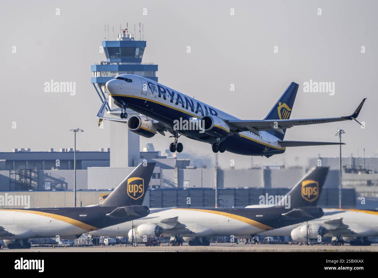 Ryanair Boeing 737 au décollage, centre de fret aérien, tour de contrôle aérien, aéroport de Cologne-Bonn, CGN Rhénanie du Nord-Westphalie, Allemagne, Europe Banque D'Images