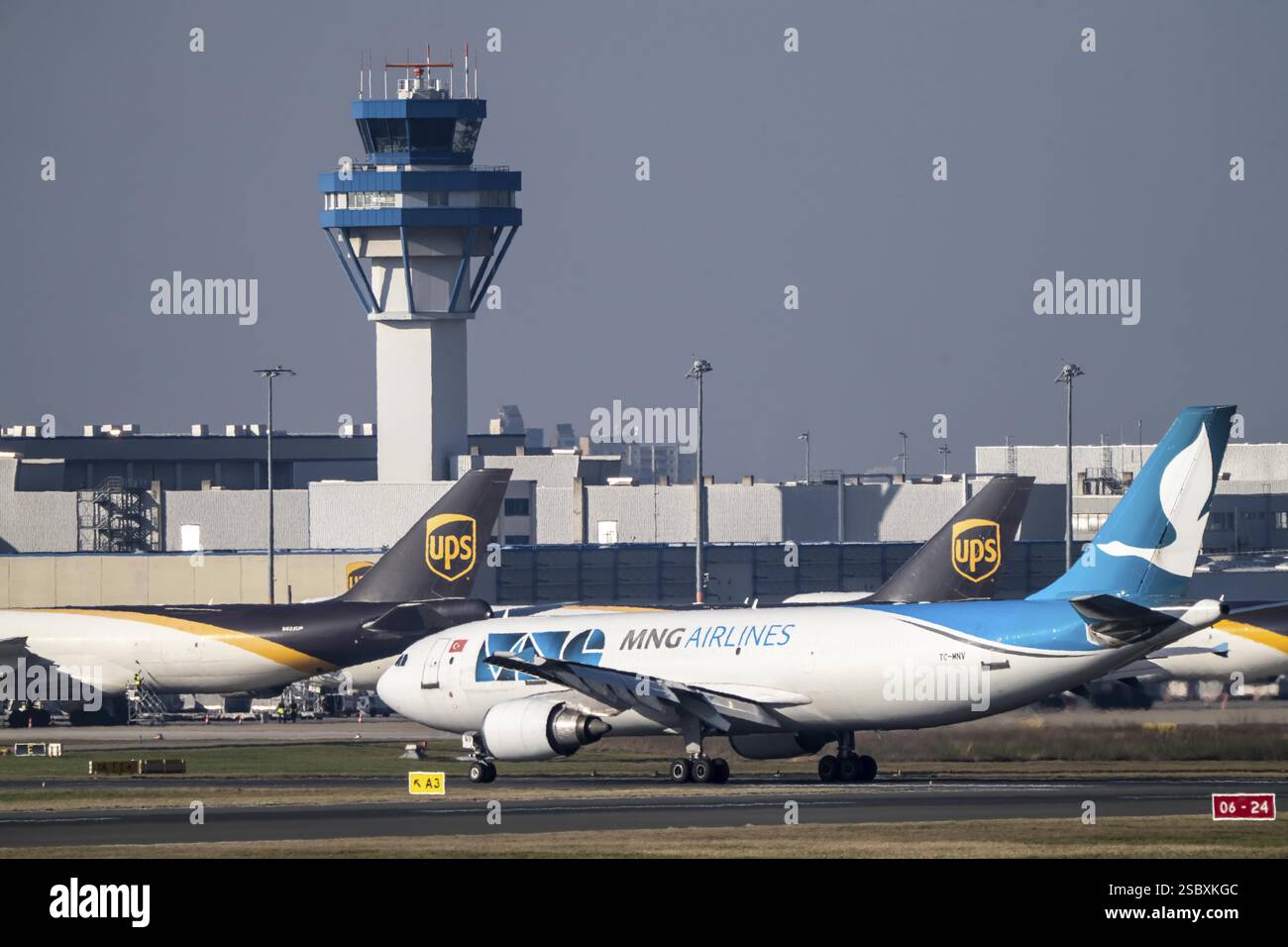 MNG Airlines, Airbus A300C4-605R, compagnie aérienne turque de fret après l'atterrissage à l'aéroport de Cologne-Bonn, centre de fret aérien, tour de contrôle du trafic aérien, CGN Nord Banque D'Images