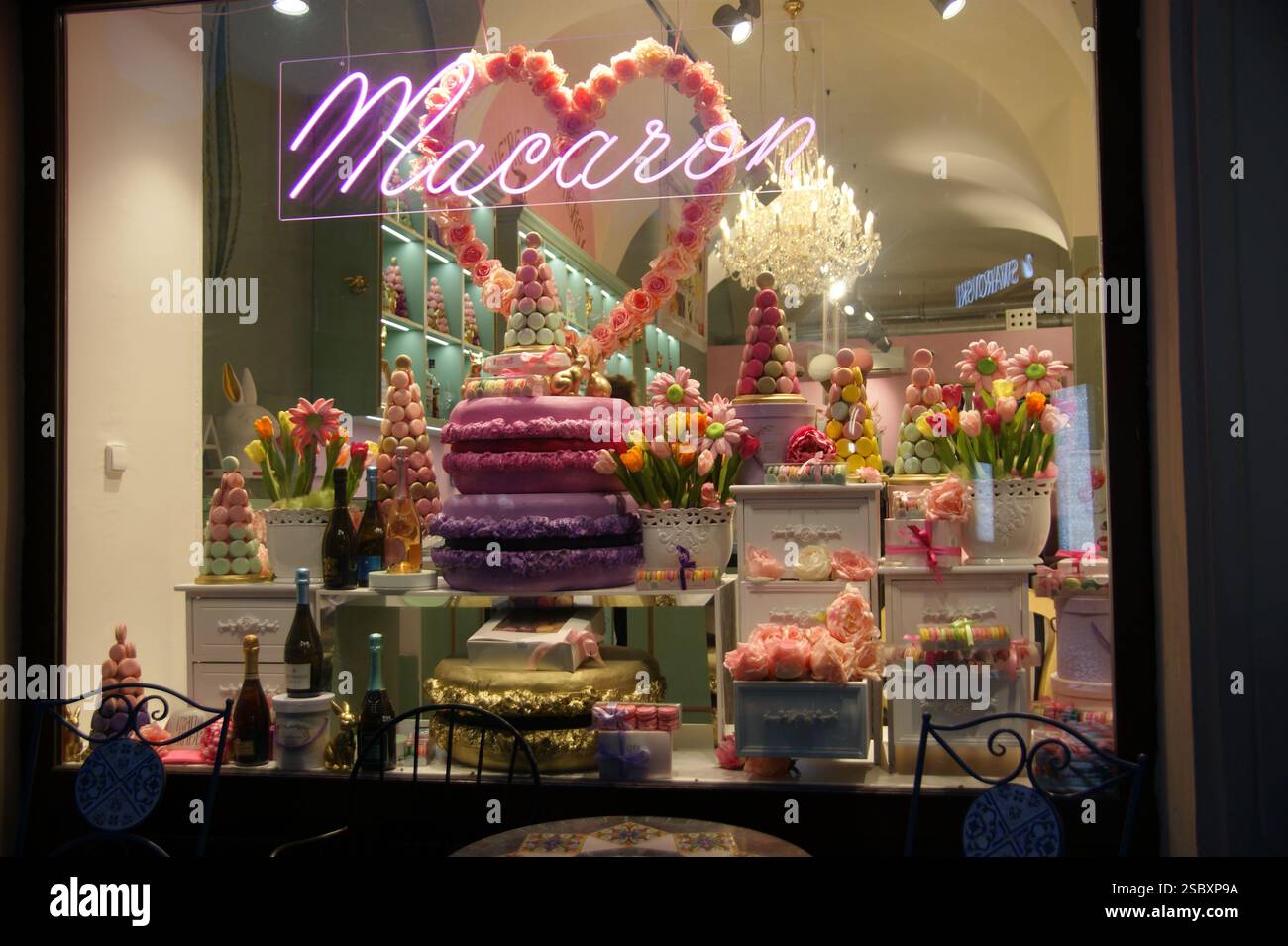 Une symphonie de couleurs et de textures dans une boutique de macarons Banque D'Images
