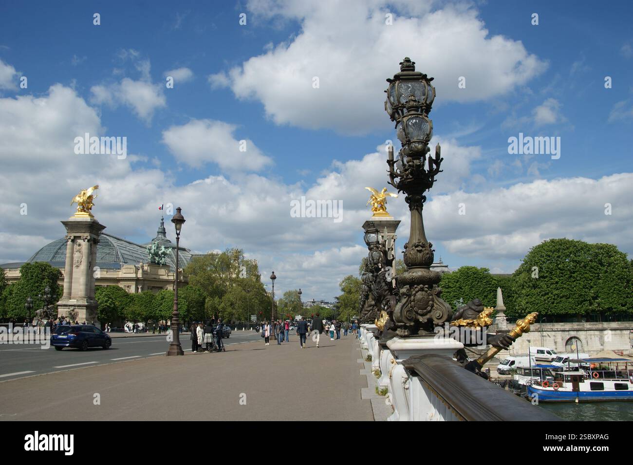Le pont Alexandre III à Paris avec le Grand Palais en arrière-plan et la Seine sur la droite Banque D'Images