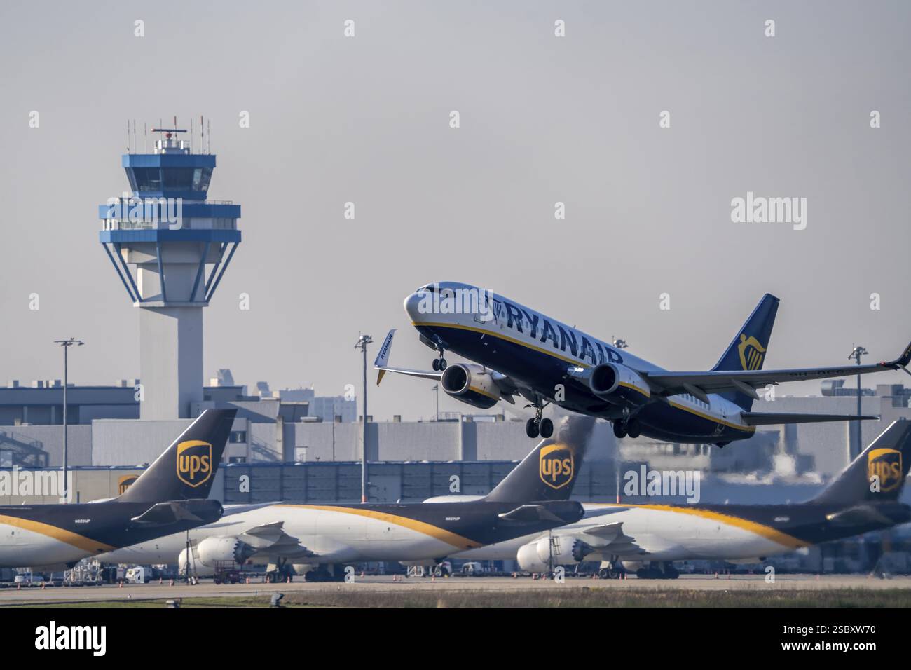 Ryanair Boeing 737 au décollage, centre de fret aérien, tour de contrôle aérien, aéroport de Cologne-Bonn, CGN Rhénanie du Nord-Westphalie, Allemagne, Europe Banque D'Images