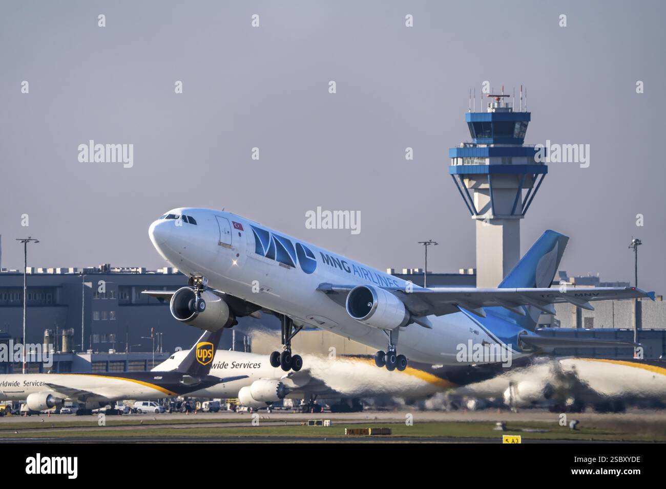 MNG Airlines, Airbus A300C4-605R, compagnie aérienne turque de fret au décollage à l'aéroport de Cologne-Bonn, centre de fret aérien, tour de contrôle du trafic aérien, CGN North RH Banque D'Images