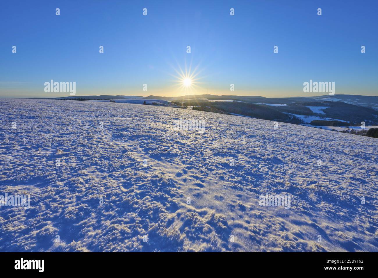 Paysage d'hiver ensoleillé avec une vue large et ciel bleu, hiver, Wasserkuppe, Gersfeld, Rhoen, Hesse, Allemagne, Europe Banque D'Images