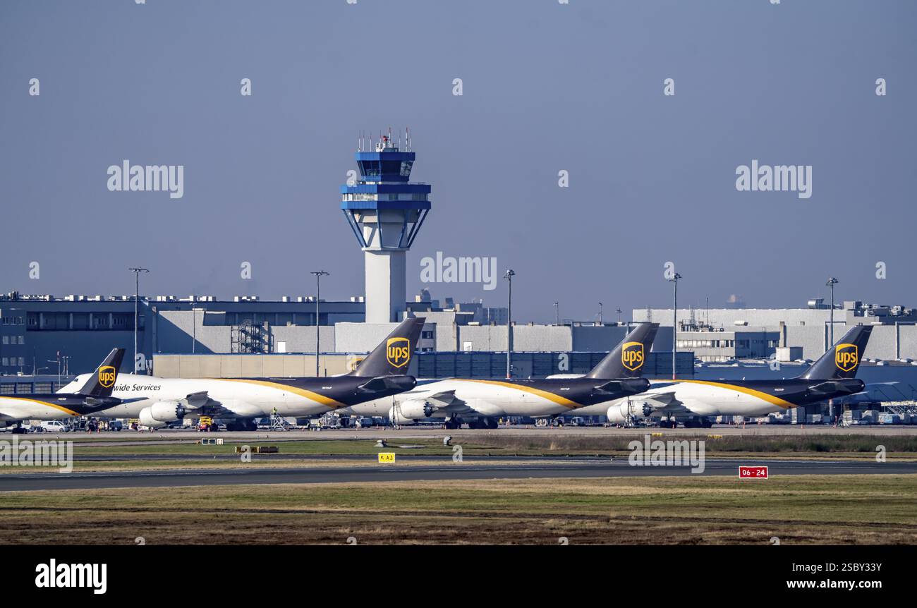 Centre de fret aérien de l'aéroport de Cologne-Bonn, UPS Boeing 747, avion cargo jumbo jet, tour de contrôle du trafic aérien, CGN, Rhénanie du Nord-Westphalie, Allemagne, E Banque D'Images