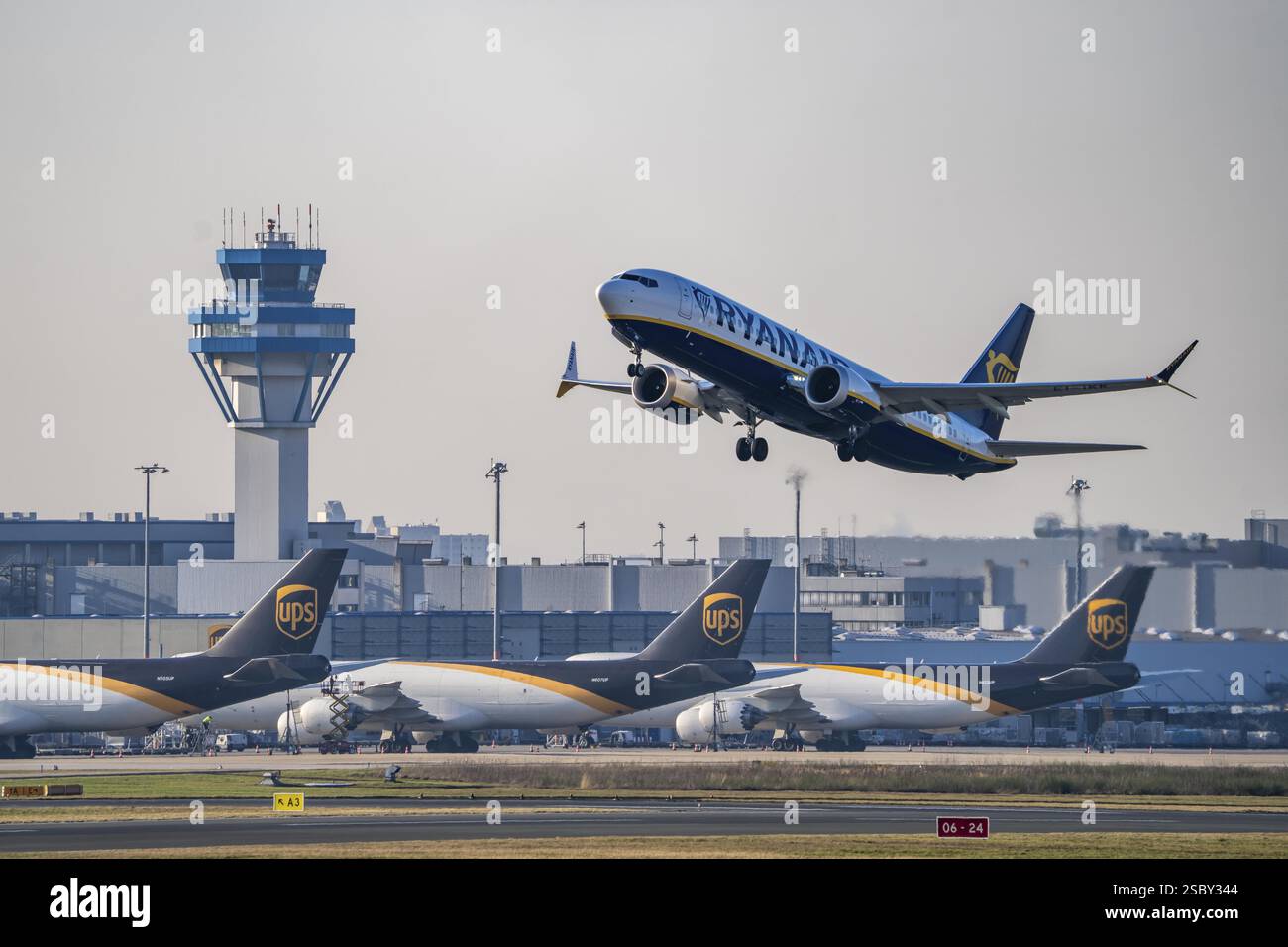 Ryanair Boeing 737 au décollage, centre de fret aérien, tour de contrôle aérien, aéroport de Cologne-Bonn, CGN Rhénanie du Nord-Westphalie, Allemagne, Europe Banque D'Images