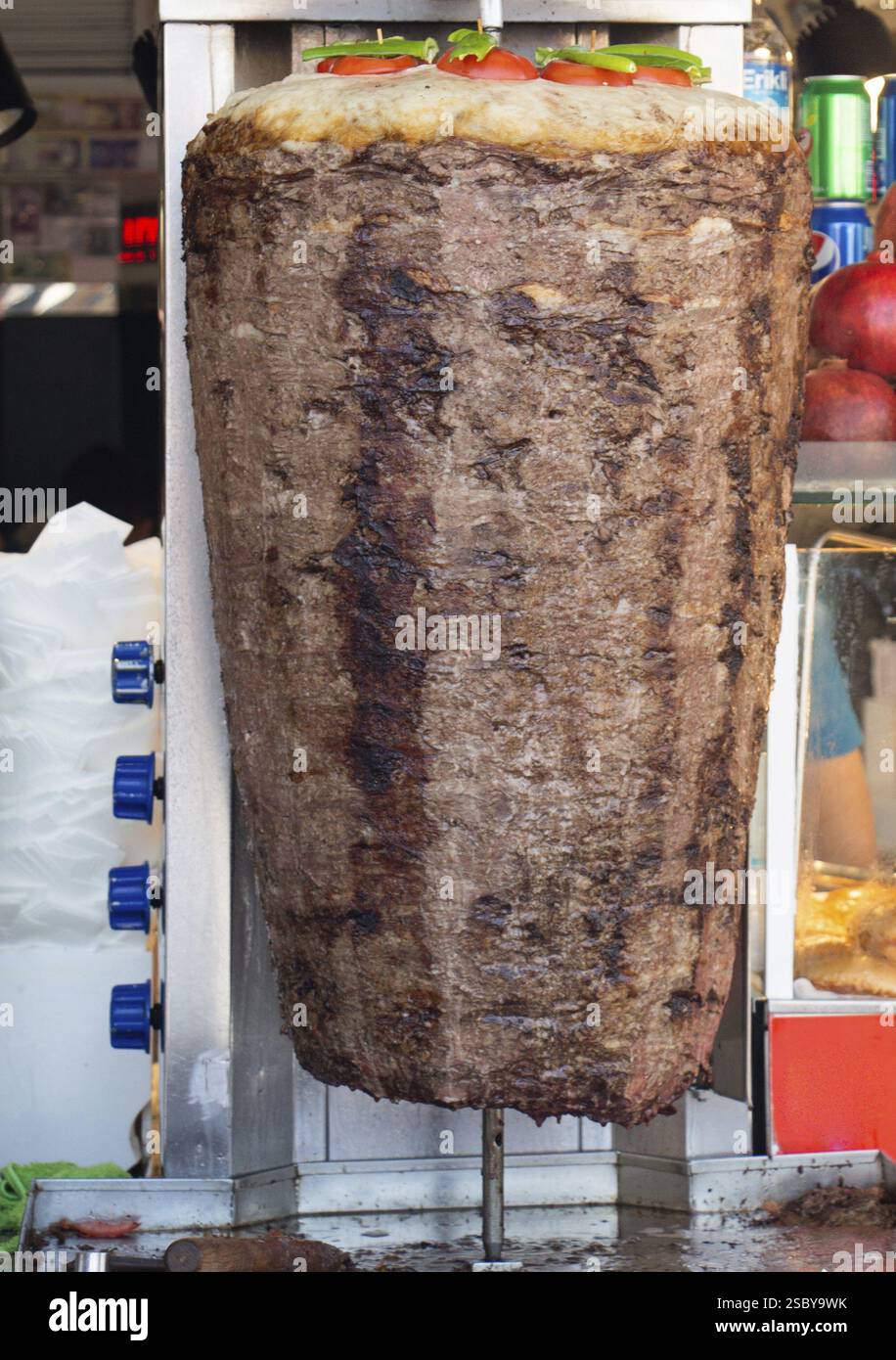 Cuisine turque traditionnelle Doner Kebab. Le tournebroche se déverse le kebap kebab shawarma Banque D'Images