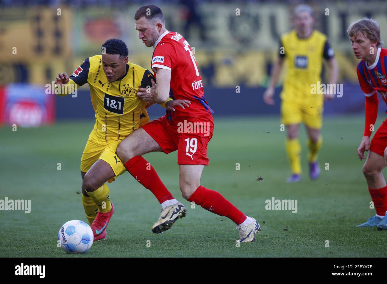 Allemagne : soccer 1ère Bundesliga, Journée 20 - 1. FC Heidenheim v. Borussia Dortmund - Voith-Arena Heidenheim : Jonas FOeHRENBACH 1. FC Heidenheim Right Banque D'Images