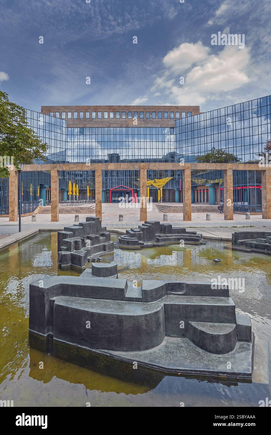 Fontaine par Eduardo Paolozzi, Polygraphia nova 1989, et centre administratif de Stadtsparkasse Munich, Munich, haute-Bavière, Bavière, Allemagne, euro Banque D'Images