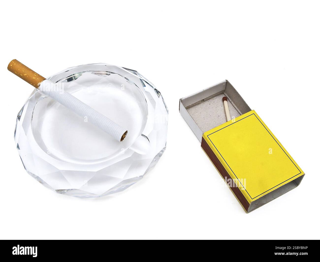 Cendrier, cigarette et match sur fond blanc Banque D'Images