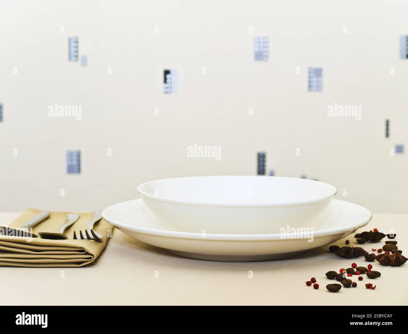 Service de table avec vaisselle et Lumières dorées Banque D'Images