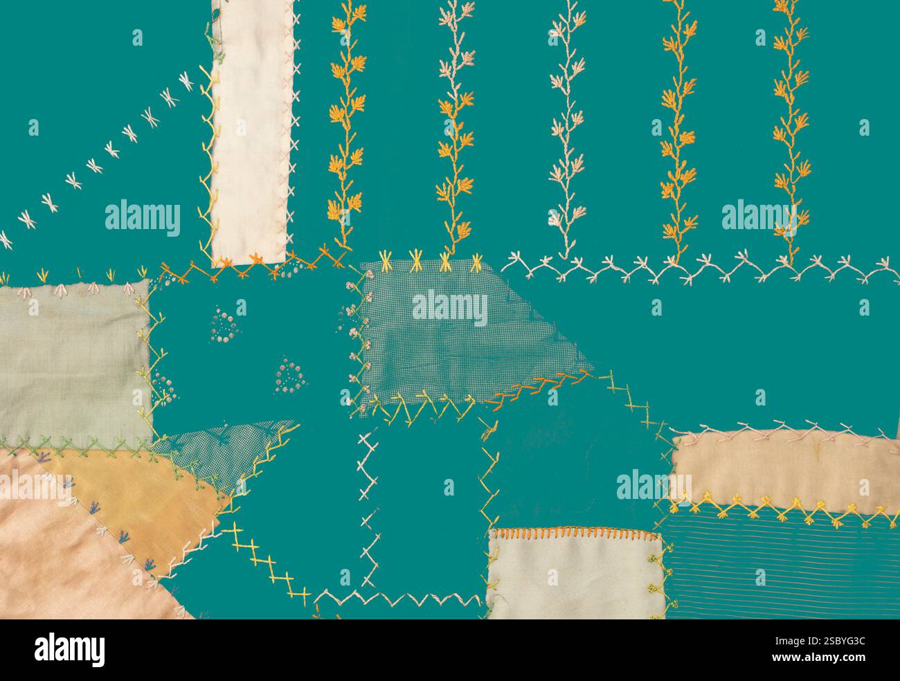 Les motifs aqua à point d'aiguille patchwork sont lumineux et montrent une texture avec des contrastes de couleurs brillants. Ajoutez votre texte. Le fond est fait de pièces de tissu. Banque D'Images