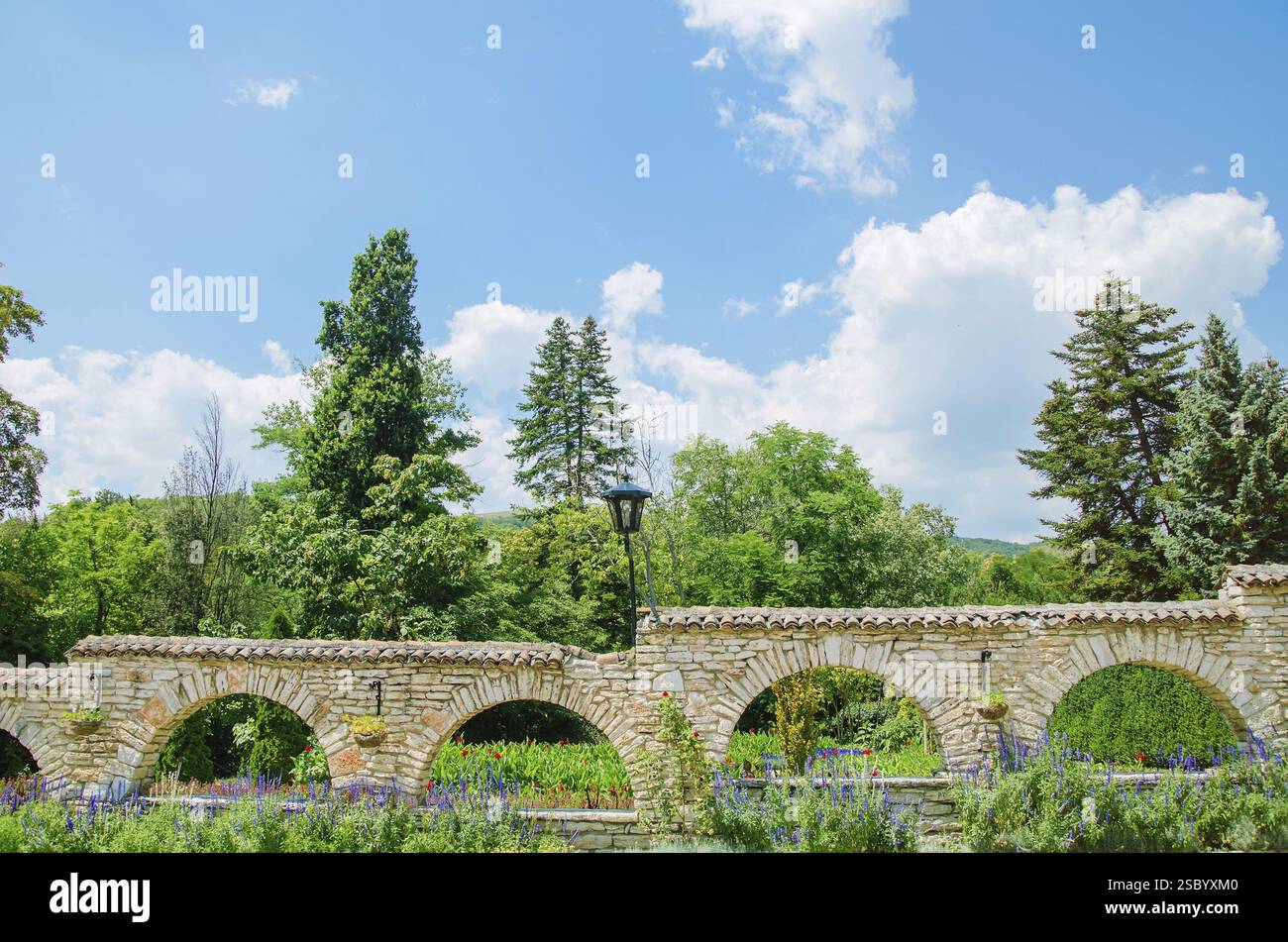 Mur de pierre avec des ouvertures en forme d'arches Balchik, Bulgarie, Europe Banque D'Images