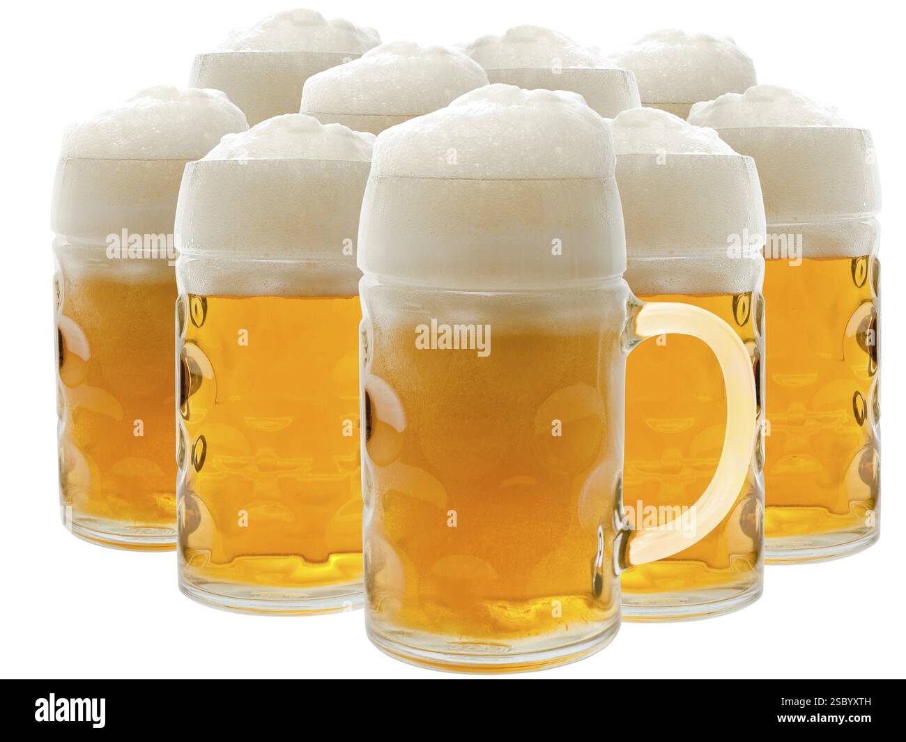Beaucoup de verres à bière avec de la bière mousseuse Banque D'Images