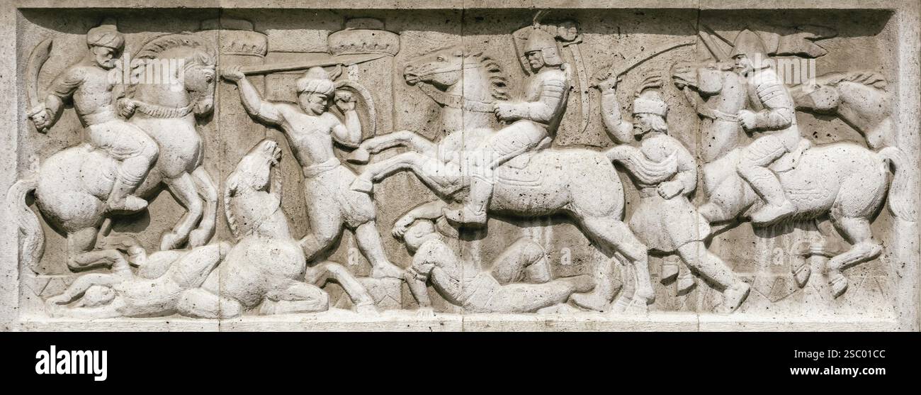 Bas-relief sur la façade d'une des maisons de la ville de Szekesfehervar, Hongrie Szekesfehervar, Hongrie, Europe Banque D'Images