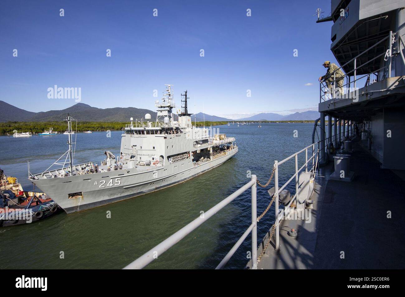 HMAS Leeuwin Moors aux côtés d'Emory S Land à Cairns (8474419). Banque D'Images
