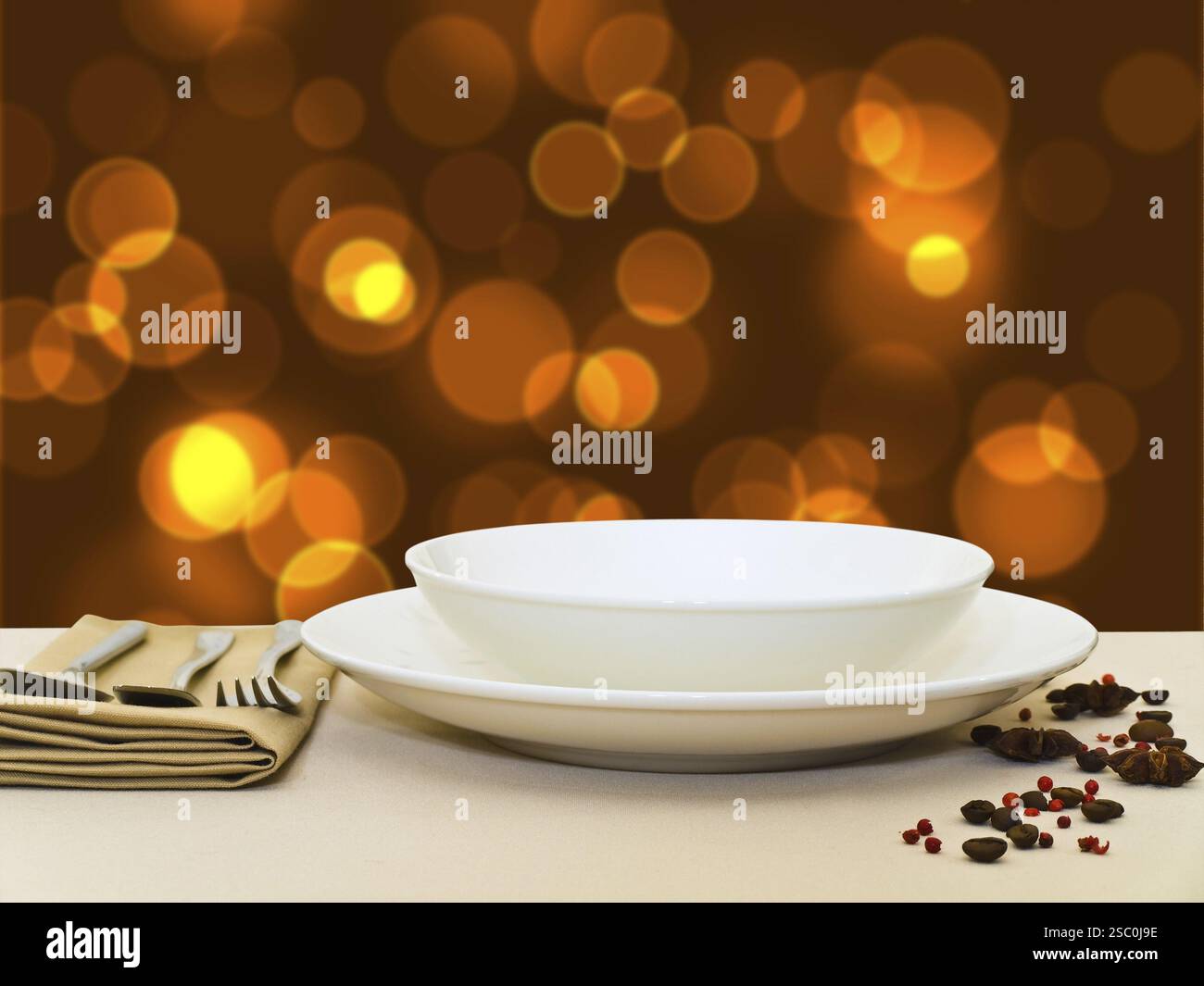 Table de fête avec Dishware et Golden Lights Banque D'Images