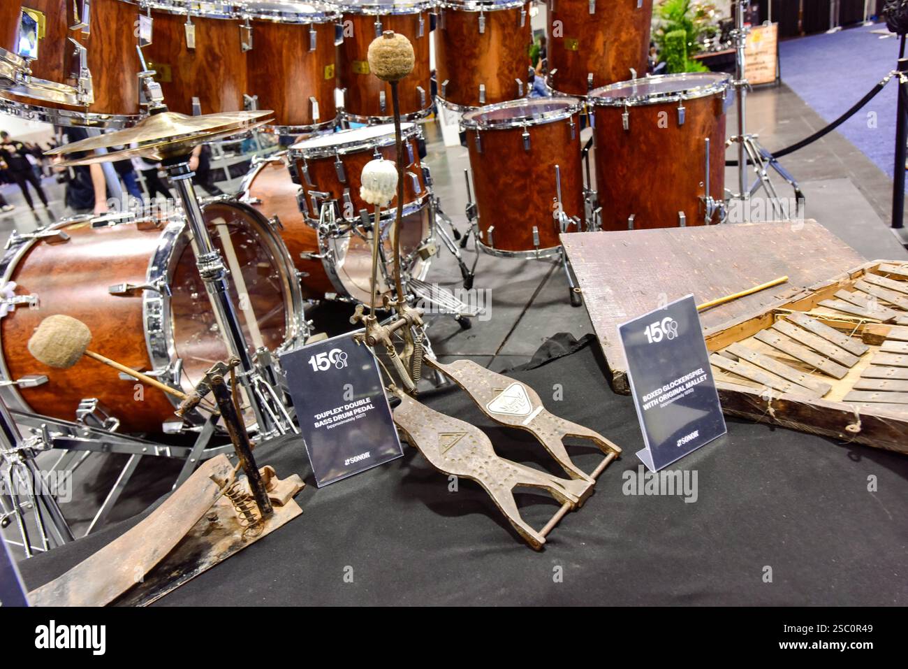 Pédales de grosse caisse anciennes exposées au NAMM 2025. Banque D'Images