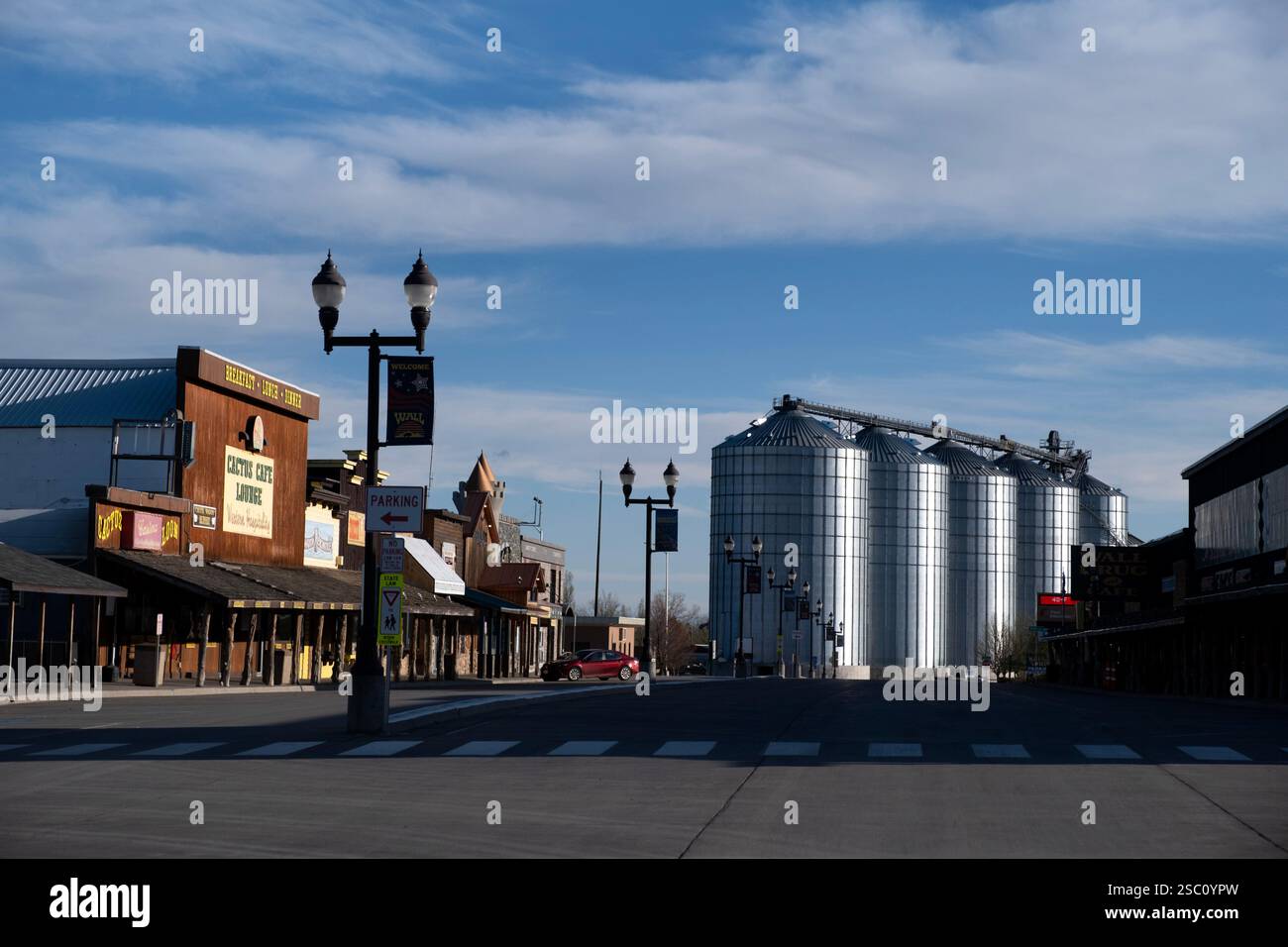 Élévateurs à grains en acier au bout de la rue principale de Wall, Dakota du Sud Banque D'Images