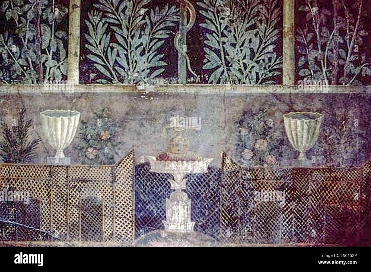 Maison du verger I 9,5 Pompéi 1966 salle 12, (plan Maiuri) mur est du cubiculum avec détail de treillis de jardin peinture vases blancs et pot Isis Banque D'Images