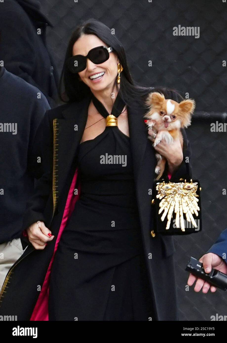 Photo by zz/GOTPAP/STAR MAX/IPx 2025 2/4/25 Demi Moore holding her