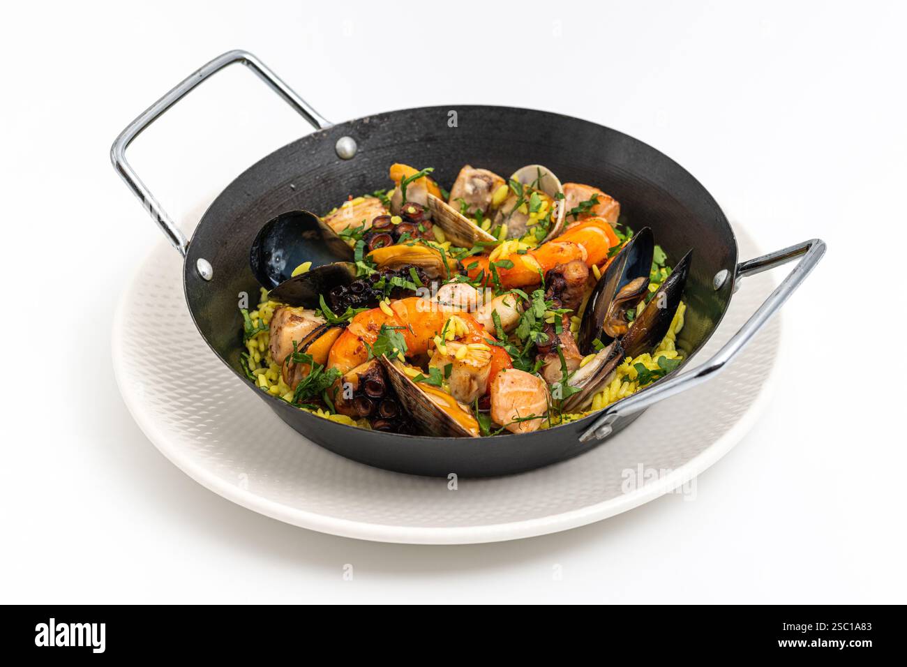 Vue de dessus de paella traditionnelle espagnole de fruits de mer avec riz, moules et crevettes dans une casserole sur fond blanc Banque D'Images