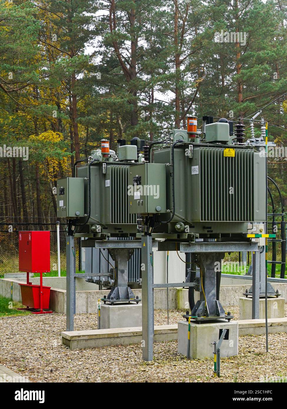 Transformateur de distribution d'énergie triphasé à haute tension dans une sous-station d'énergie extérieure Banque D'Images