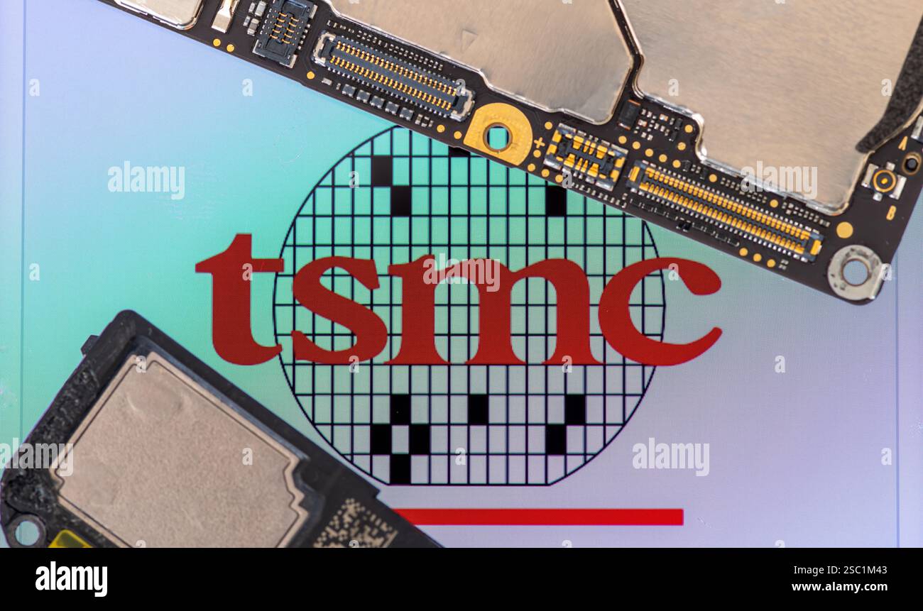 Londres. UK- 02.02.2025. Macro gros plan sur le signe du nom du fabricant taïwanais de semi-conducteurs TSMC avec des puces et des pièces d'un smartphone. Banque D'Images