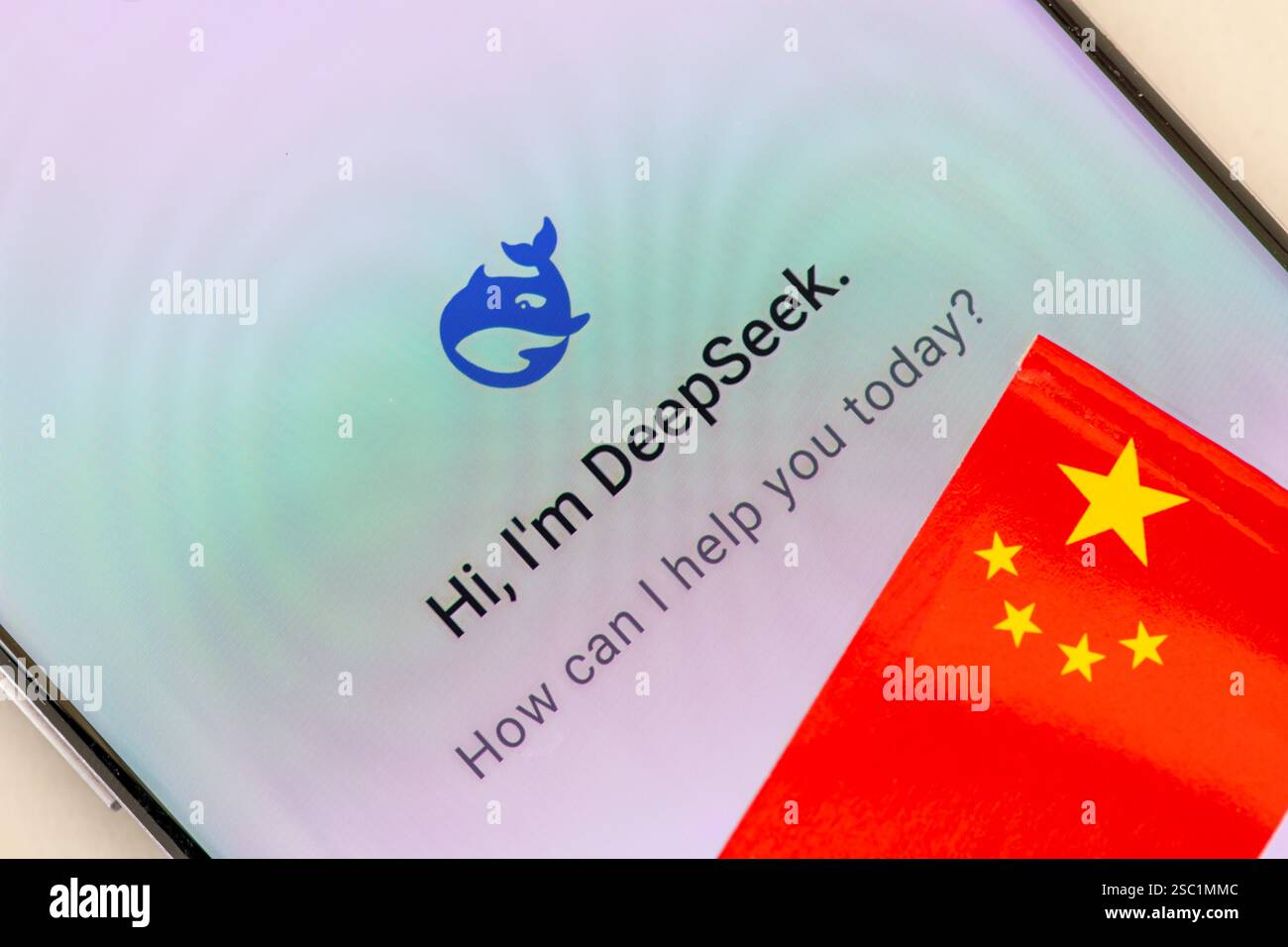 Londres. UK- 02.02.2025. La page d'accueil de l'application chinoise de chatbot ai DeepSeek avec le drapeau national chinois. Banque D'Images