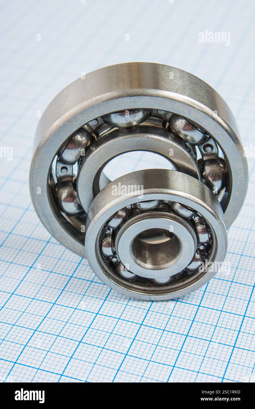 deux roulements sur le fond de papier millimétré Banque D'Images