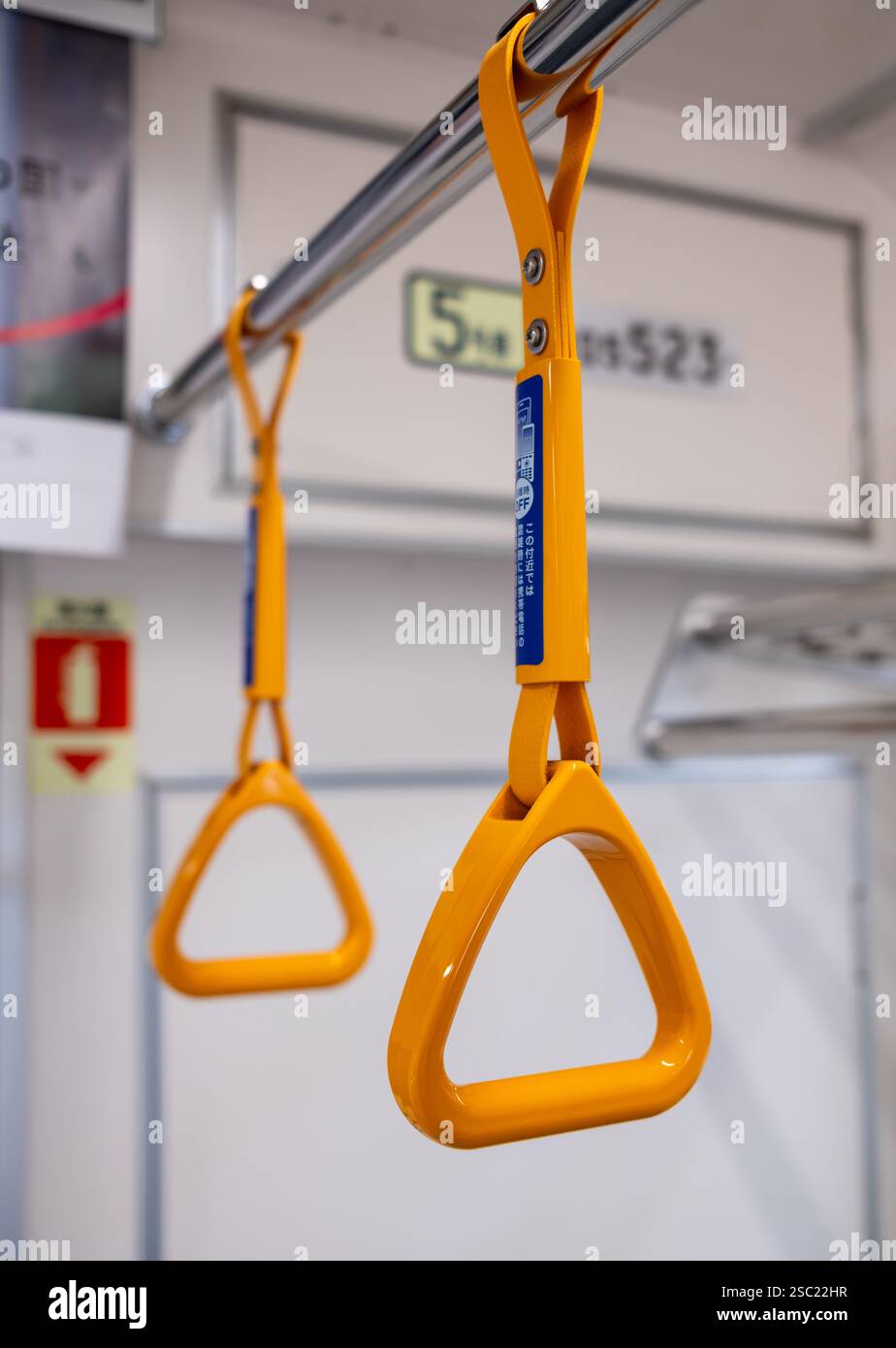 Sangle suspendue passager dans le train de métro de Tokyo Banque D'Images
