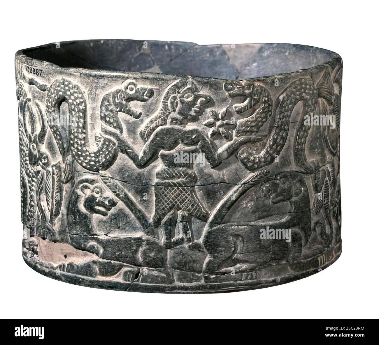 7500. Bol en pierre, peut-être un objet cérémoniel trouvé à Khafajeh, en Mésopotamie, datant d'environ 2600-2400 av. J.-C., représentant une femme tenant deux serpents et un autre Banque D'Images