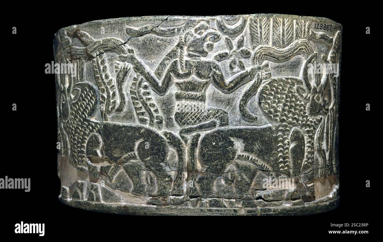 7500. Bol en pierre, peut-être un objet cérémoniel trouvé à Khafajeh, en Mésopotamie, datant d'environ 2600-2400 av. J.-C., représentant une femme tenant deux serpents et un autre Banque D'Images