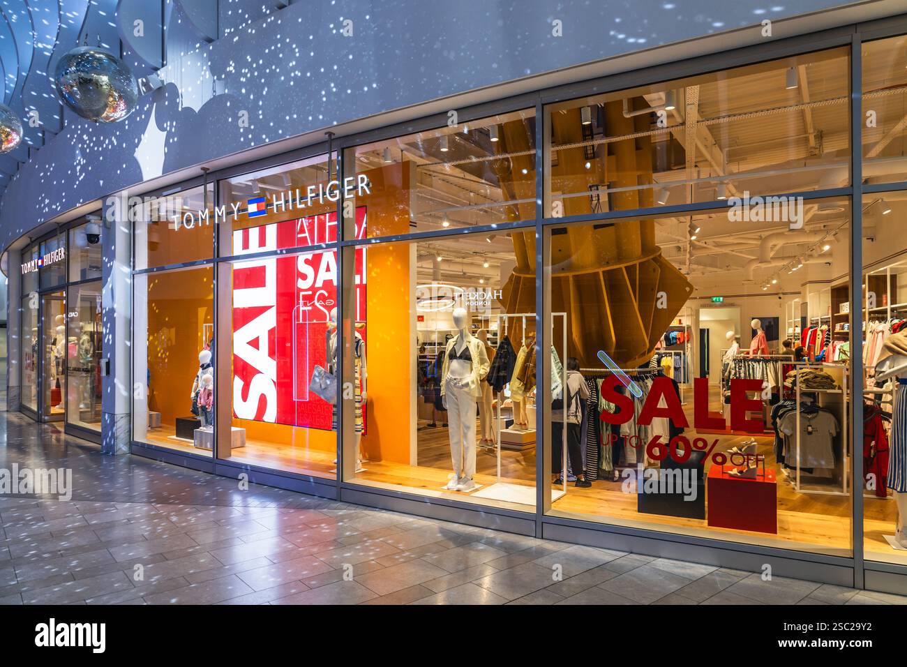 Magasin de vêtements Tommy Hilfiger dans l'O2 Arena. Londres, Royaume-Uni, 29 juin 2023 Banque D'Images