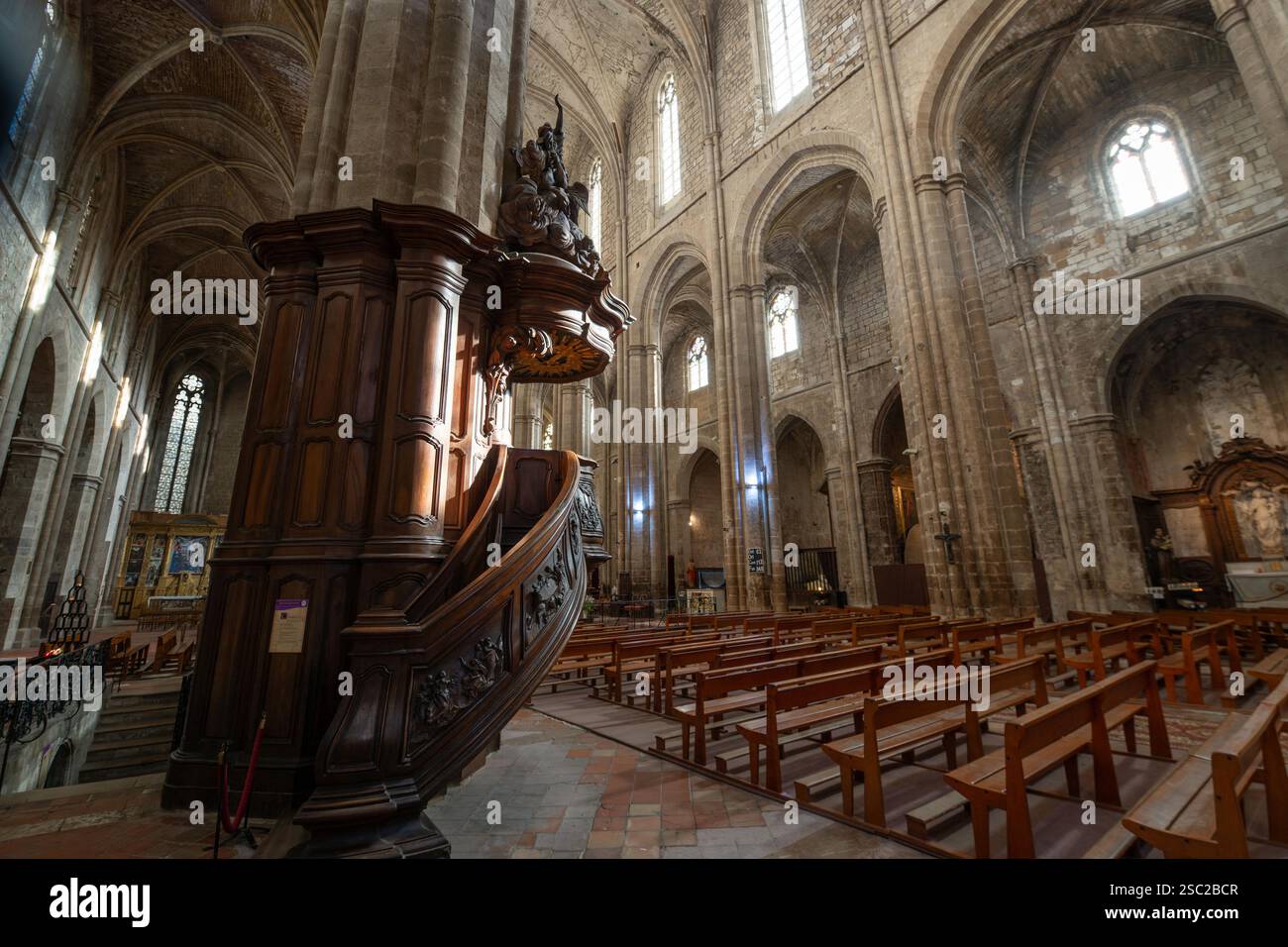 Vue intérieure de la basilique Sainte-Marie-Madeleine, troisième tombeau de Chrétienté contenant les reliques de Marie-Madeleine, apôtre du Christ à Saint-Maximin-la-Sainte-Baume, France, le 02 février 2025. Photo de Laurent Coust/ABACAPRESS. COM Credit : Abaca Press/Alamy Live News Banque D'Images