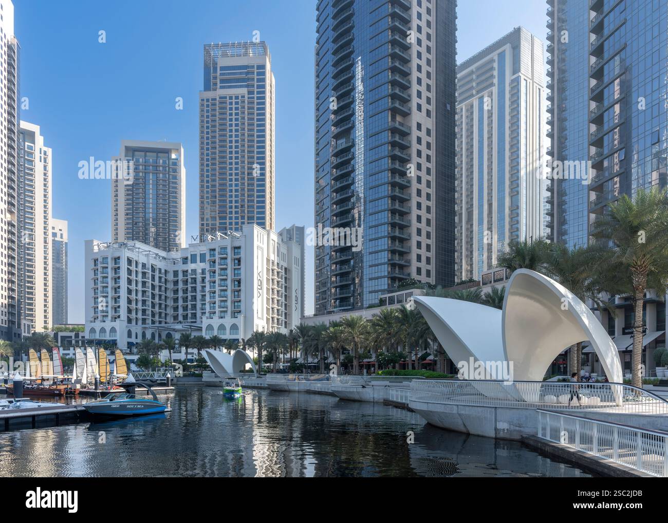 Tout nouveau port de Dubai Creek. Un court trajet en ferry à travers le ruisseau avec des gratte-ciel modernes et la marina pour vivre et se divertir de luxe. Banque D'Images