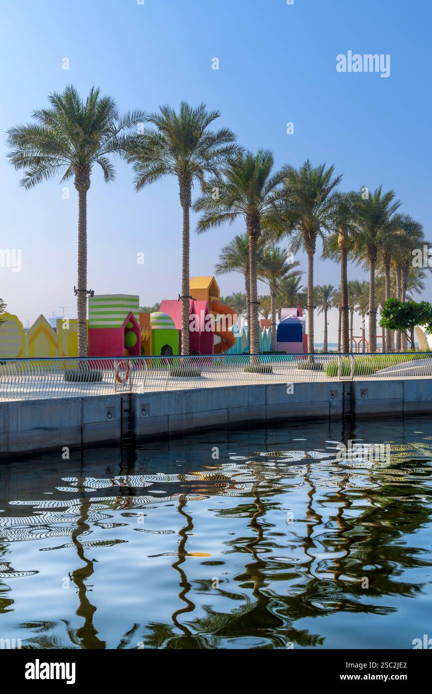 Tout nouveau port de Dubai Creek. Un court trajet en ferry à travers le ruisseau avec des gratte-ciel modernes et la marina pour vivre et se divertir de luxe. Banque D'Images