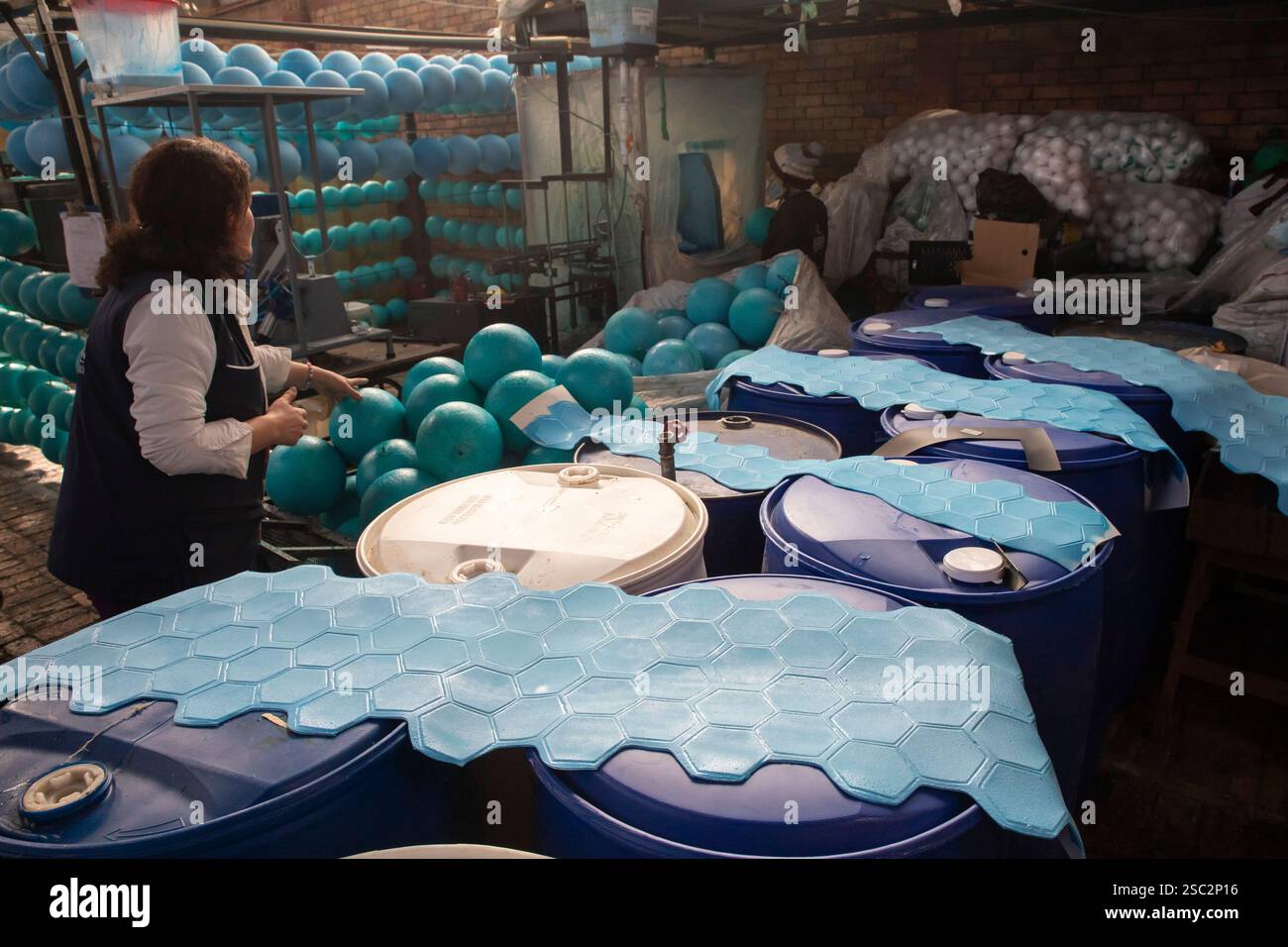 Usine de ballon de sport. Depuis 1930, les habitants de la municipalité ont fait une tradition de coudre et vulcaniser des ballons de football en cuir, devenant le Banque D'Images