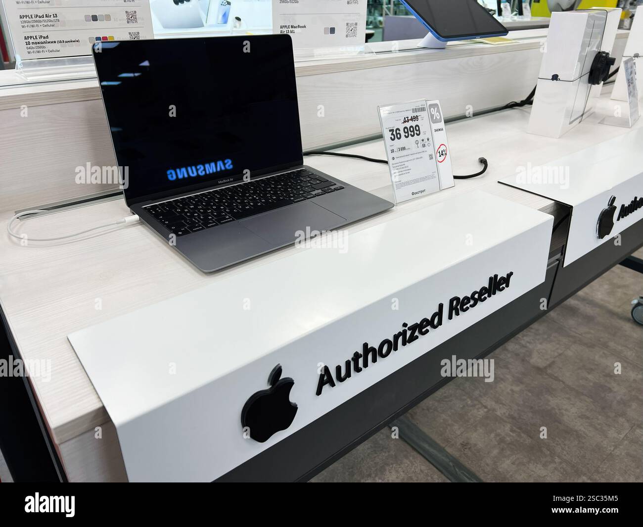 Kiev, Ukraine - 04 février 2025 : les ordinateurs portables MacBook Air présentés dans un magasin dans le cadre d'un présentoir moderne de revendeurs agréés Banque D'Images