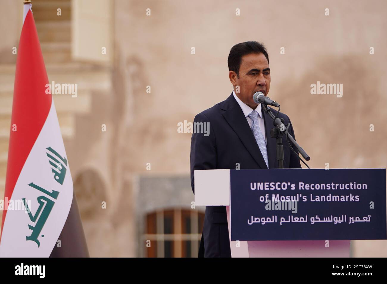05 février 2025, Irak, Mossoul : Abdul Qader al-Dakheel, gouverneur de la province irakienne de Ninive, prononce un discours lors d'une cérémonie célébrant la phase finale des travaux de restauration des monuments patrimoniaux de Mossoul par l'UNESCO. La Directrice générale de l'UNESCO, Audrey Azoulay, a visité les sites de la mosquée historique Al-Nuri, du minaret Al-Hadba et de l'église Al-Tahera, qui ont été reconstruits par l'UNESCO dans le cadre de la campagne « raviver l'esprit de Mossoul », qui visait à reconstruire les monuments de Mossoul lourdement endommagés sous le règne de l'État islamique extrémiste (EI). Photo : Ismael Adnan/dpa Banque D'Images