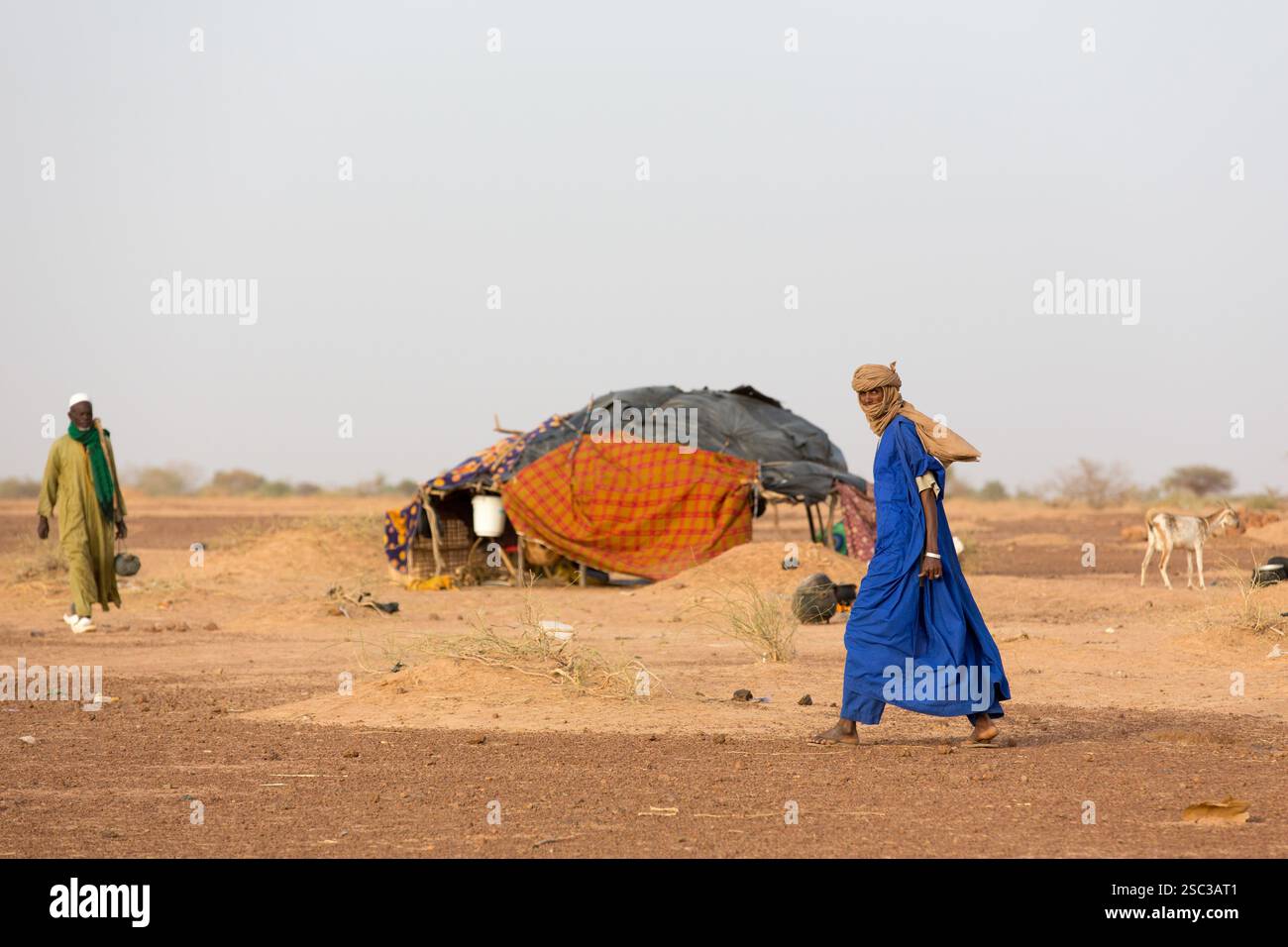 Camp de réfugiés maliens de Mentao, près de Gibo, nord du Burkina Faso mai 2012 : des hommes touaregs dans le camp. Les réfugiés, pour la plupart Touaregs, sont aujourd’hui plus de 60 000 au Burkina Faso seulement, et continuent d’arriver quotidiennement dans les camps, suite au chaos politique créé par le coup d’État du 22 mars 2012 par des officiers maliens subalternes. Photographie de Mike Goldwater Banque D'Images