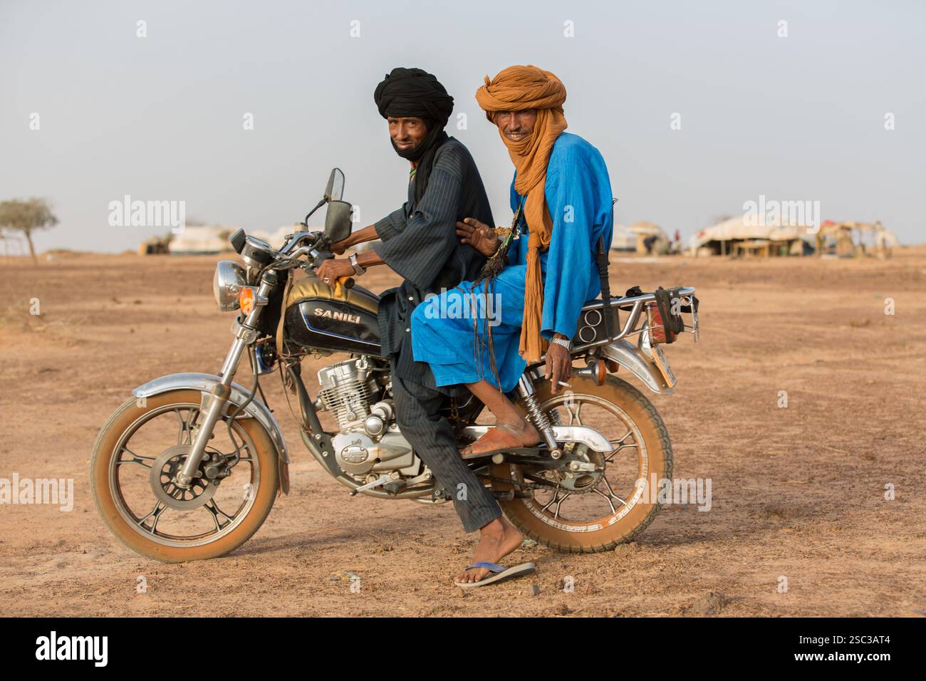 Camp de réfugiés maliens de Mentao, près de Gibo, nord du Burkina Faso mai 2012 : des hommes touaregs dans le camp. Les réfugiés, pour la plupart Touaregs, sont aujourd’hui plus de 60 000 au Burkina Faso seulement, et continuent d’arriver quotidiennement dans les camps, suite au chaos politique créé par le coup d’État du 22 mars 2012 par des officiers maliens subalternes. Photographie de Mike Goldwater Banque D'Images