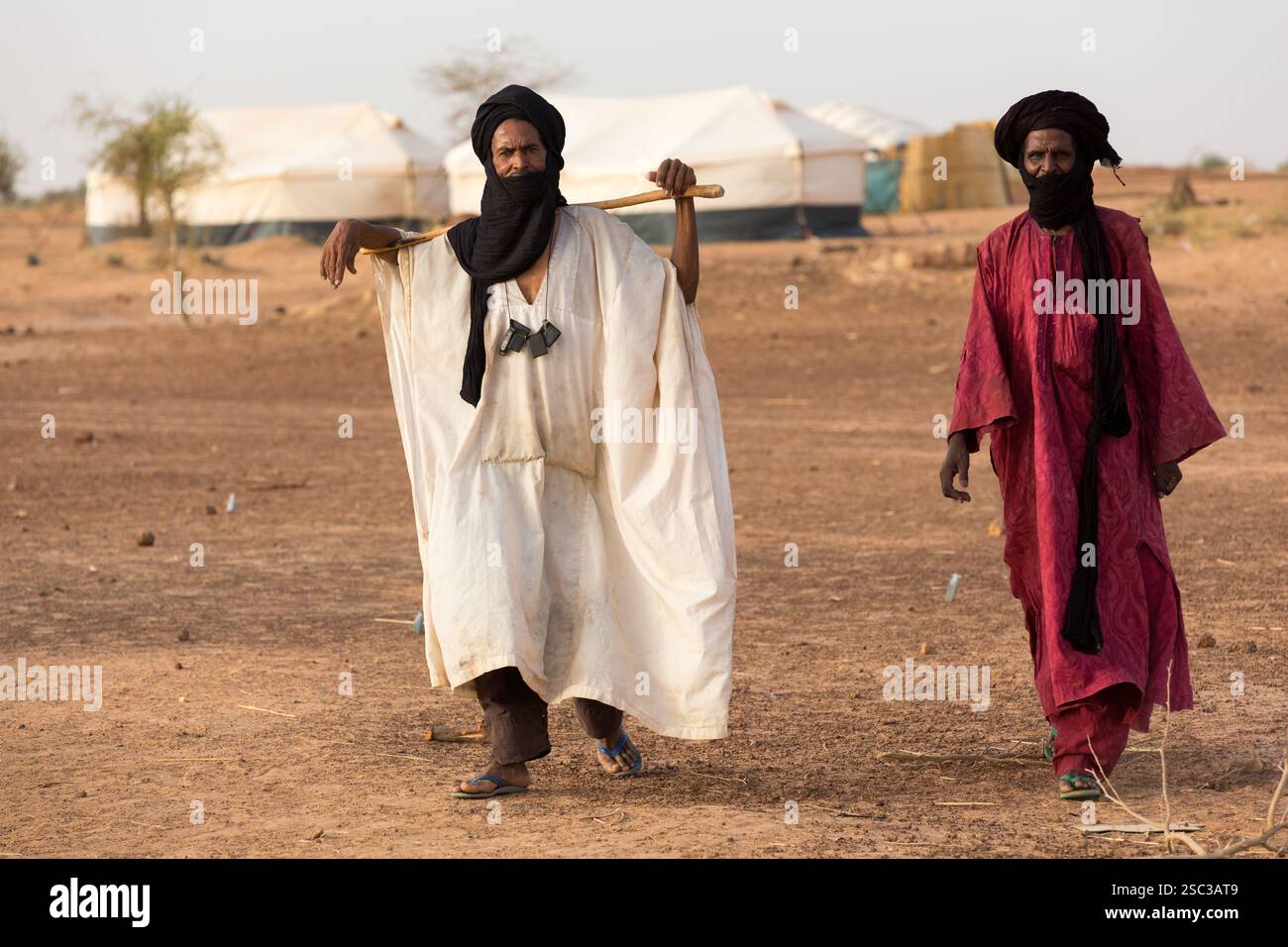 Camp de réfugiés maliens de Mentao, près de Gibo, nord du Burkina Faso mai 2012 : des hommes touaregs dans le camp. Les réfugiés, pour la plupart Touaregs, sont aujourd’hui plus de 60 000 au Burkina Faso seulement, et continuent d’arriver quotidiennement dans les camps, suite au chaos politique créé par le coup d’État du 22 mars 2012 par des officiers maliens subalternes. Photographie de Mike Goldwater Banque D'Images
