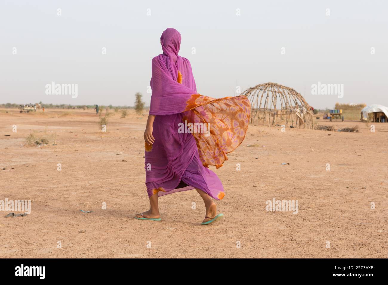 Camp de réfugiés maliens de Mentao, près de Gibo, dans le nord du Burkina Faso mai 2012 : les Arabes vivent dans une section séparée du camp. Les réfugiés, pour la plupart Touaregs, sont aujourd’hui plus de 60 000 au Burkina Faso seulement, et continuent d’arriver quotidiennement dans les camps, suite au chaos politique créé par le coup d’État du 22 mars 2012 par des officiers maliens subalternes. Photographie de Mike Goldwater Banque D'Images