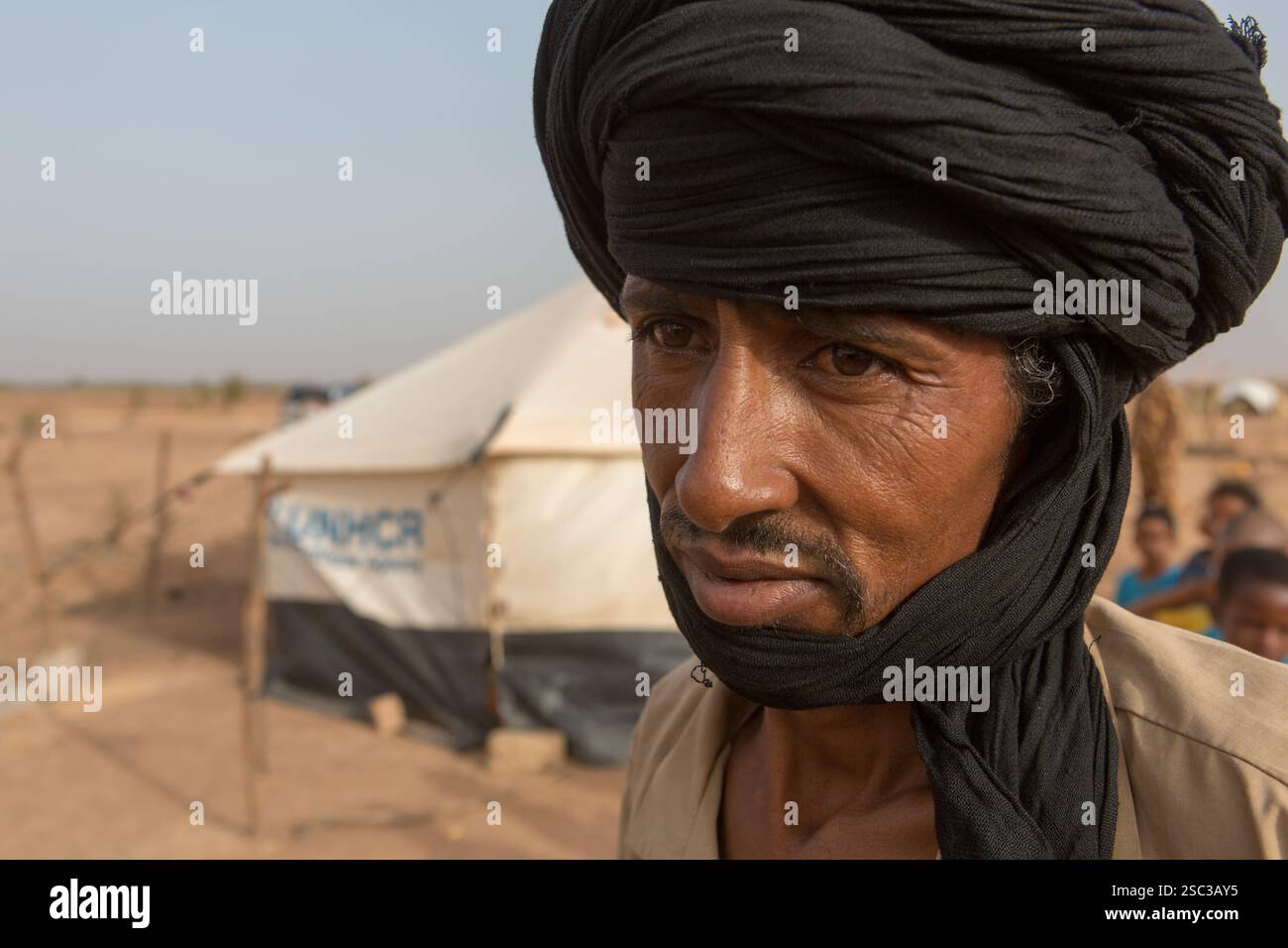 Camp de réfugiés maliens de Mentao, près de Gibo, dans le nord du Burkina Faso mai 2012 : les Arabes vivent dans une section séparée du camp. Les réfugiés, pour la plupart Touaregs, sont aujourd’hui plus de 60 000 au Burkina Faso seulement, et continuent d’arriver quotidiennement dans les camps, suite au chaos politique créé par le coup d’État du 22 mars 2012 par des officiers maliens subalternes. Photographie de Mike Goldwater Banque D'Images