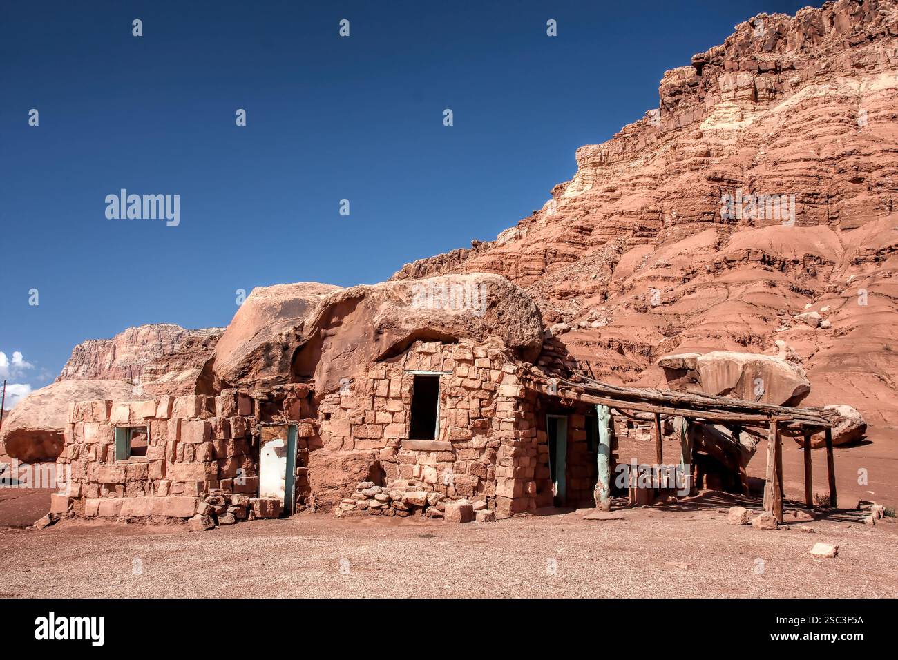 Une petite maison est construite sur une colline rocheuse. La maison est en pierre et a un toit en bois Banque D'Images