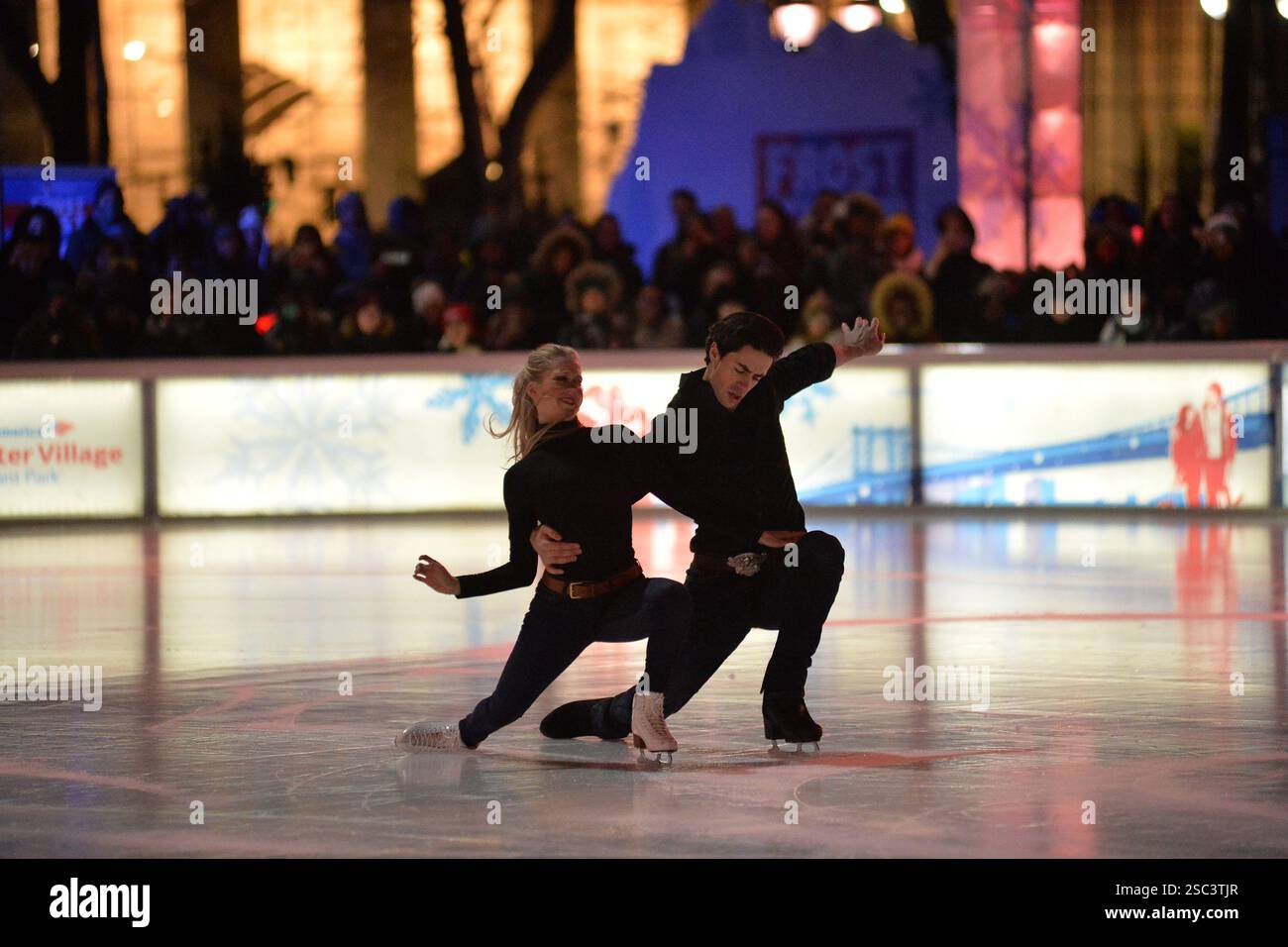 Kaitlyn Weaver et Andrew Poje au Winter Village de Bryant Park pour une vitrine de patinage lors du FrostFest le 1er février 2019 à New York Banque D'Images